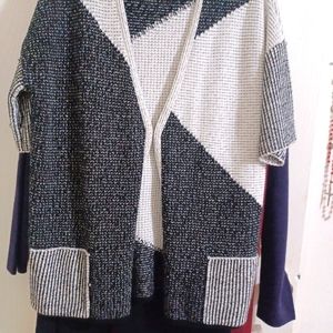 Ladies sweater, black/grey white. Short sleeve.